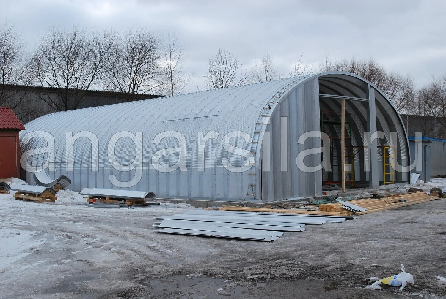 картинка-ссылка на статью: Какой ангар подходит для хранения техники в Краснодаре?